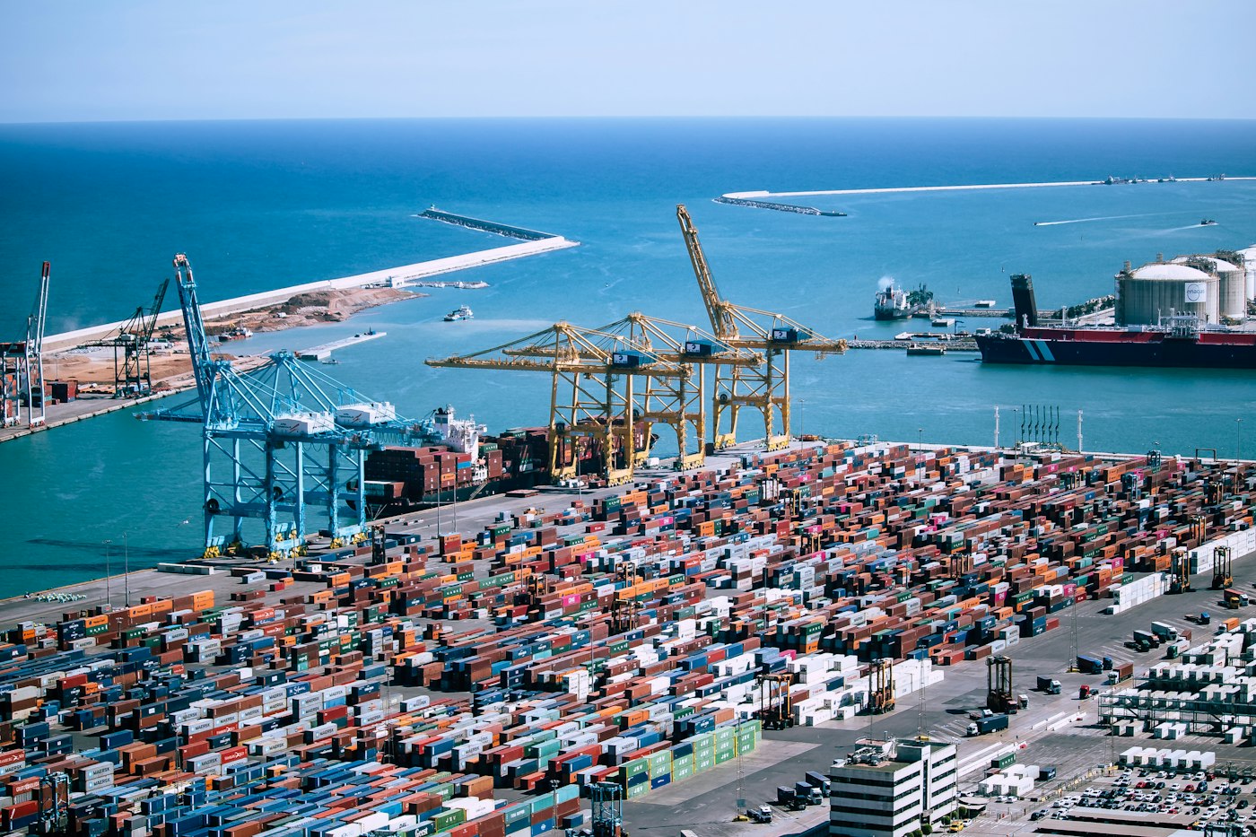 Puerto de exportación con contenedores de carga